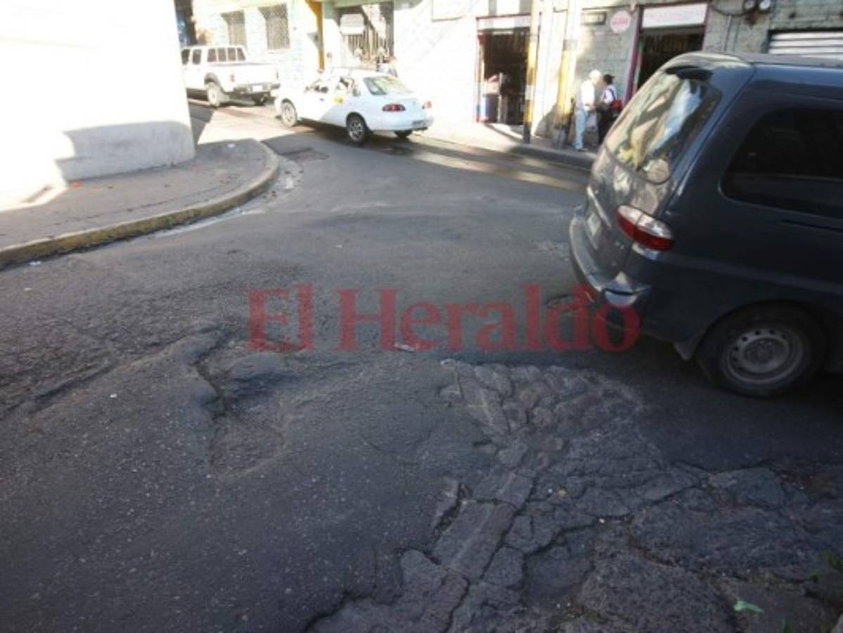 Llena de baches está una calle en las barbas del Congreso Nacional de Tegucigalpa