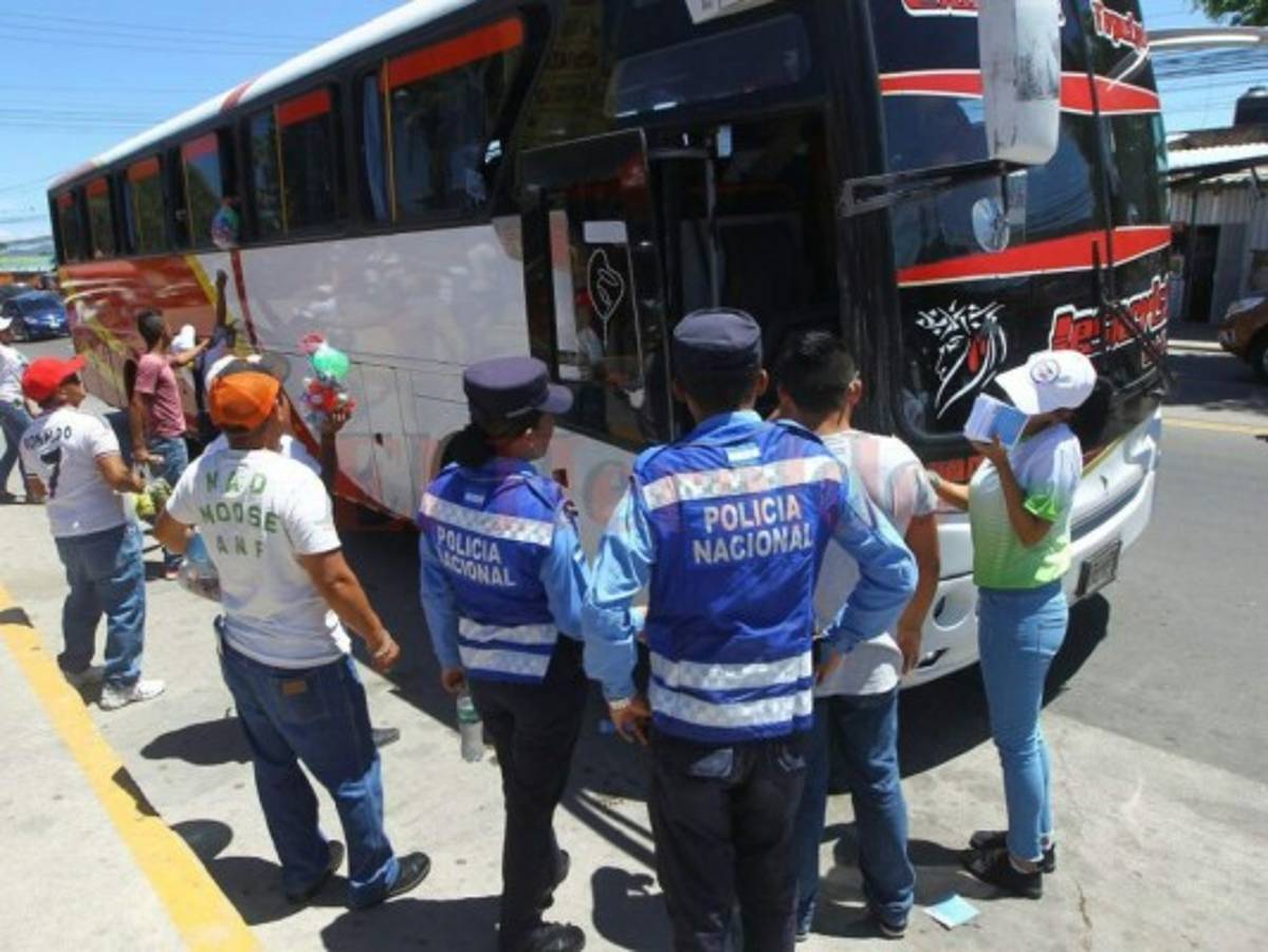 Veraneantes abandonan masivamente la capital rumbo al norte y sur de Honduras