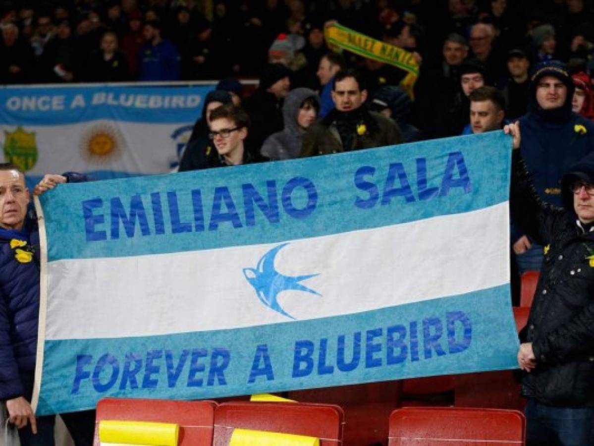 Con la bandera de Argentina y junquillos amarillos recuerdan a Emiliano Sala