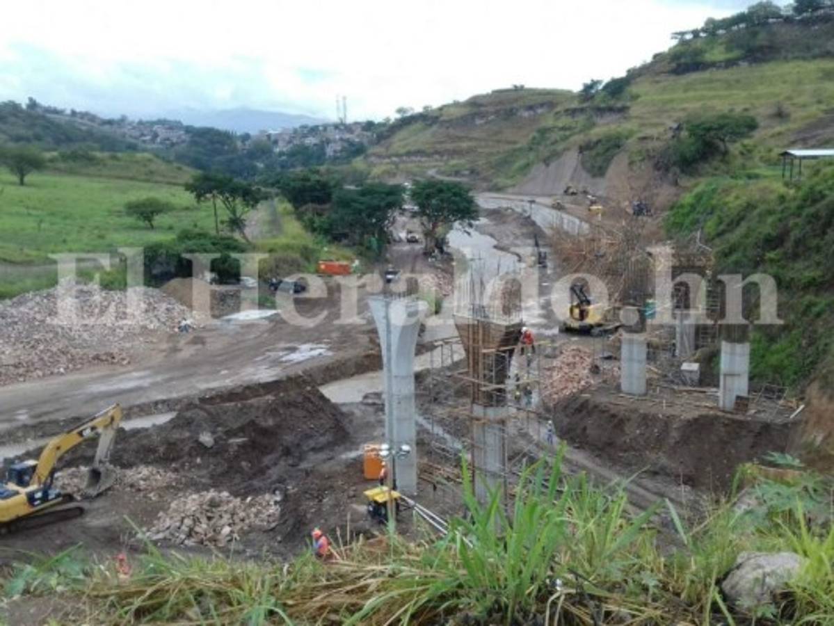 El cadáver fue encontrado cerca de donde se construye un puente a desnivel. Foto: Estalin Irías/ EL HERALDO.