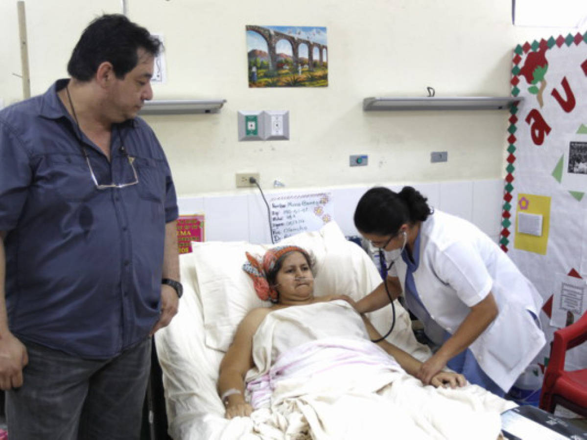 Policías liberan los portones del hospital San Felipe en Tegucigalpa