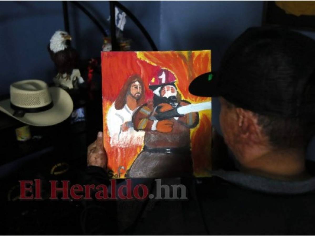 Ever Velásquez apreciando la pintura que le realizó una primita mientras él estaba internado en el Hospital General para Quemados en la Ciudad de México.