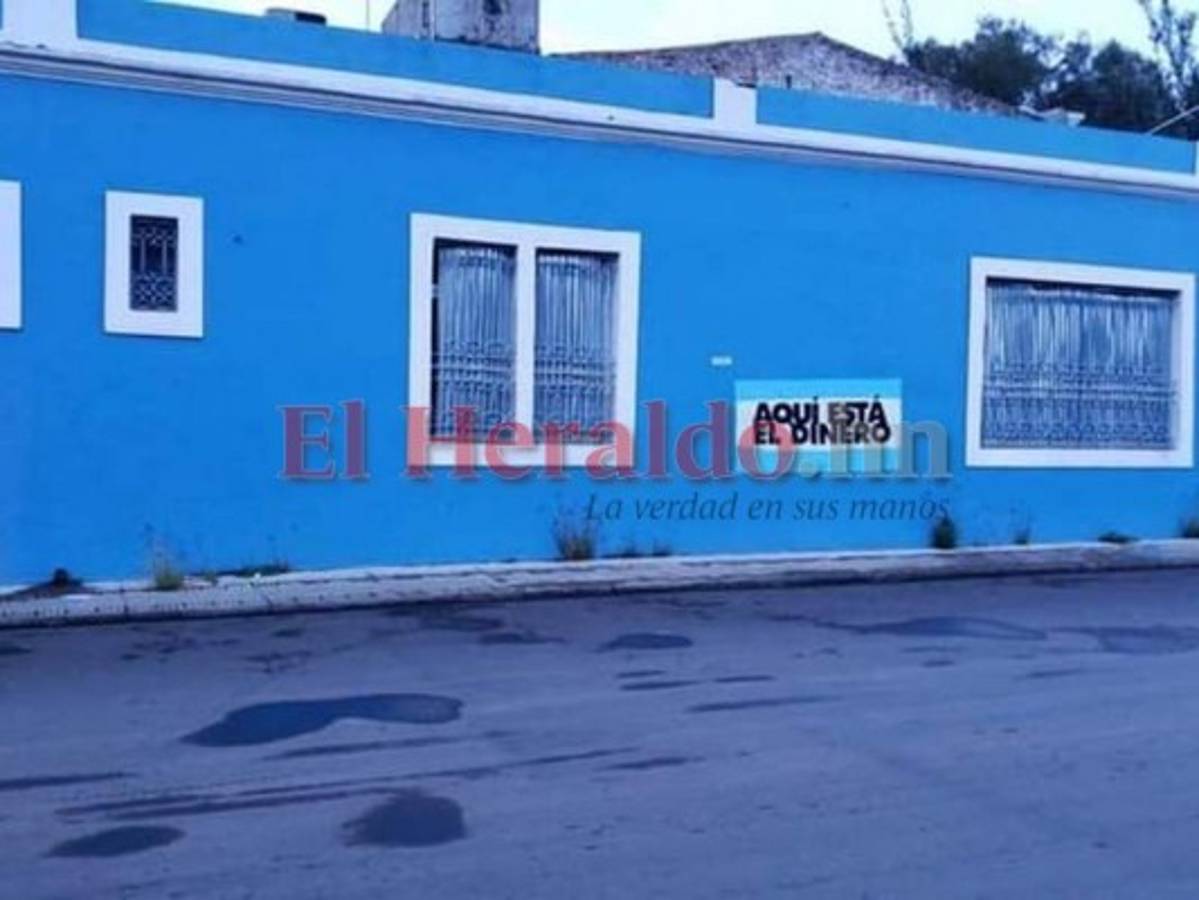 'Aquí está el dinero', el rótulo plasmado en la sede del Partido Nacional