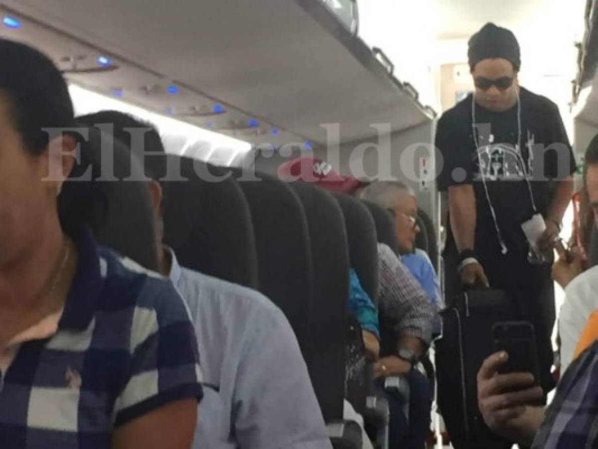 Ronaldinho ya está en Honduras; mira las fotos de su llegada