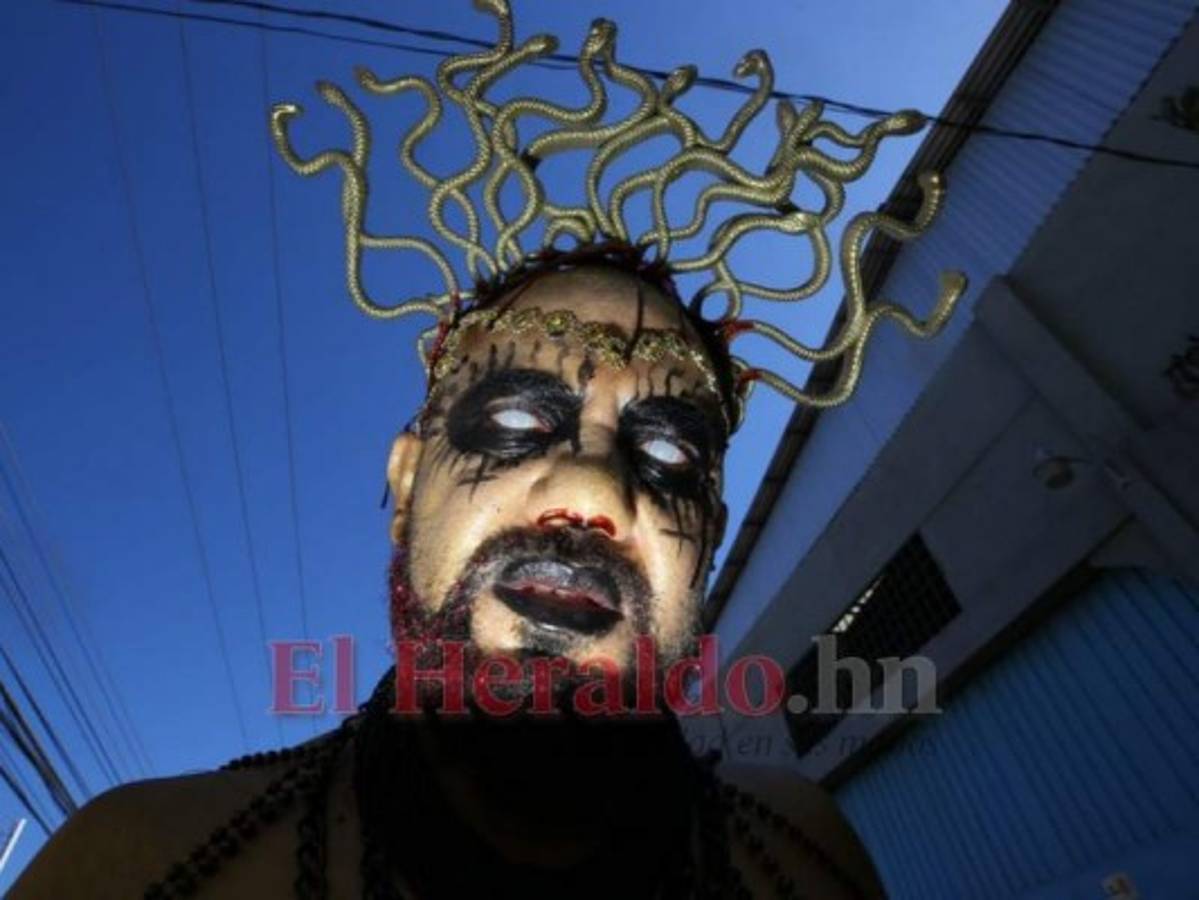 Los miembros de la iglesia han personificado el doloroso camino de Jesús tras ser condenado a la crucifixión. Foto Johny Magallanes| EL HERALDO