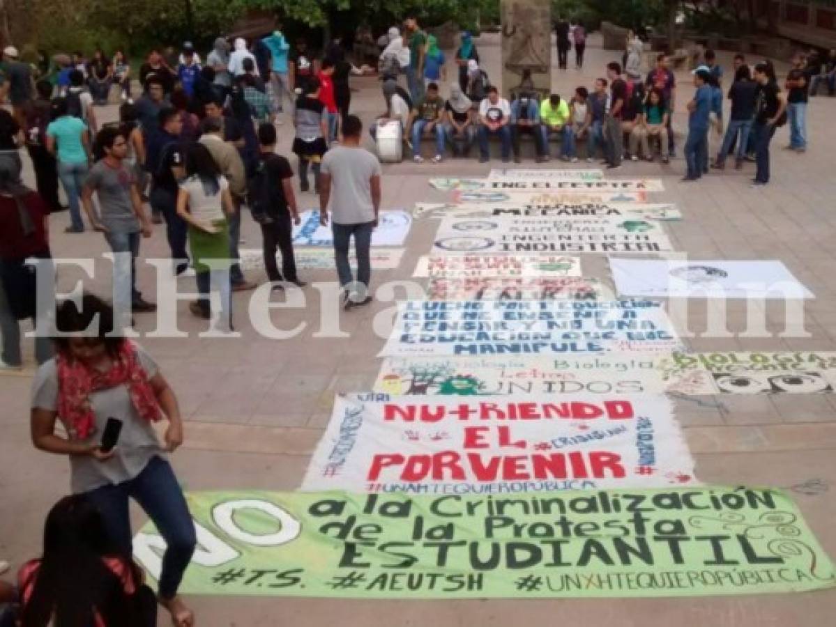 Honduras: Estudiantes piden en plantón la normalización de clases en la UNAH