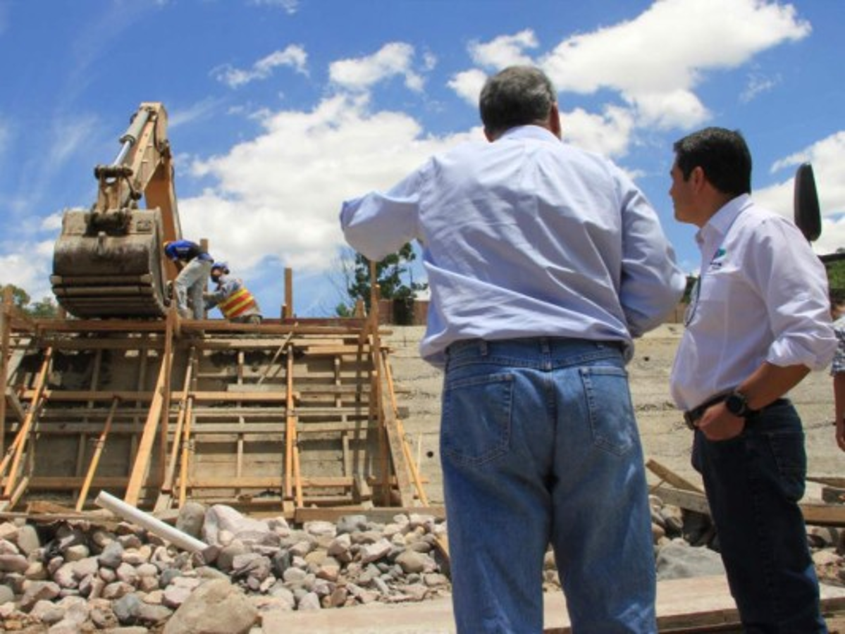 JOH y 'Tito” supervisan trabajos en la vía rápida