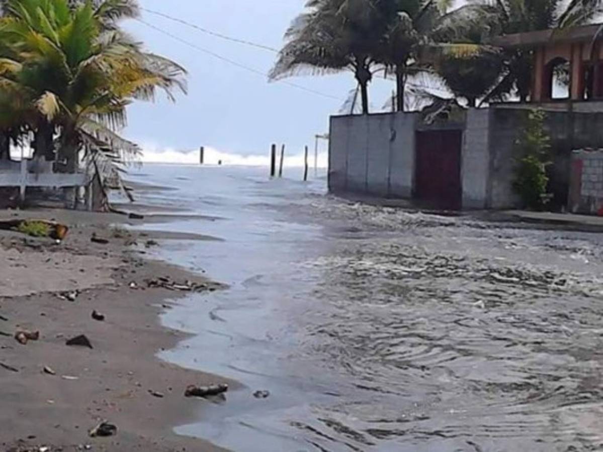 Alto oleaje en costas del Pacífico panameño y guatemalteco