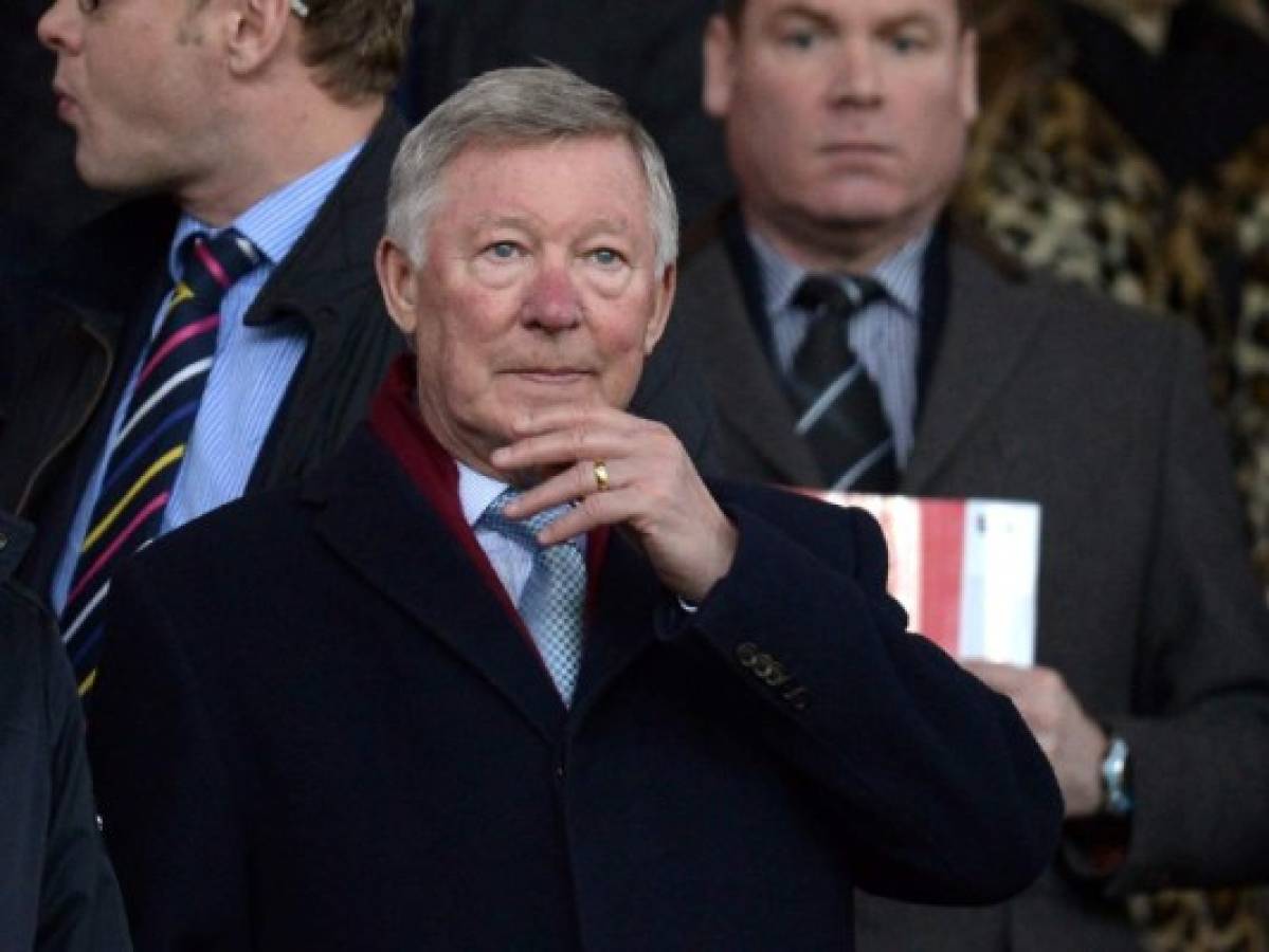 Sir Alex Ferguson puede sentarse y habla con su familia tras hemorragia cerebral