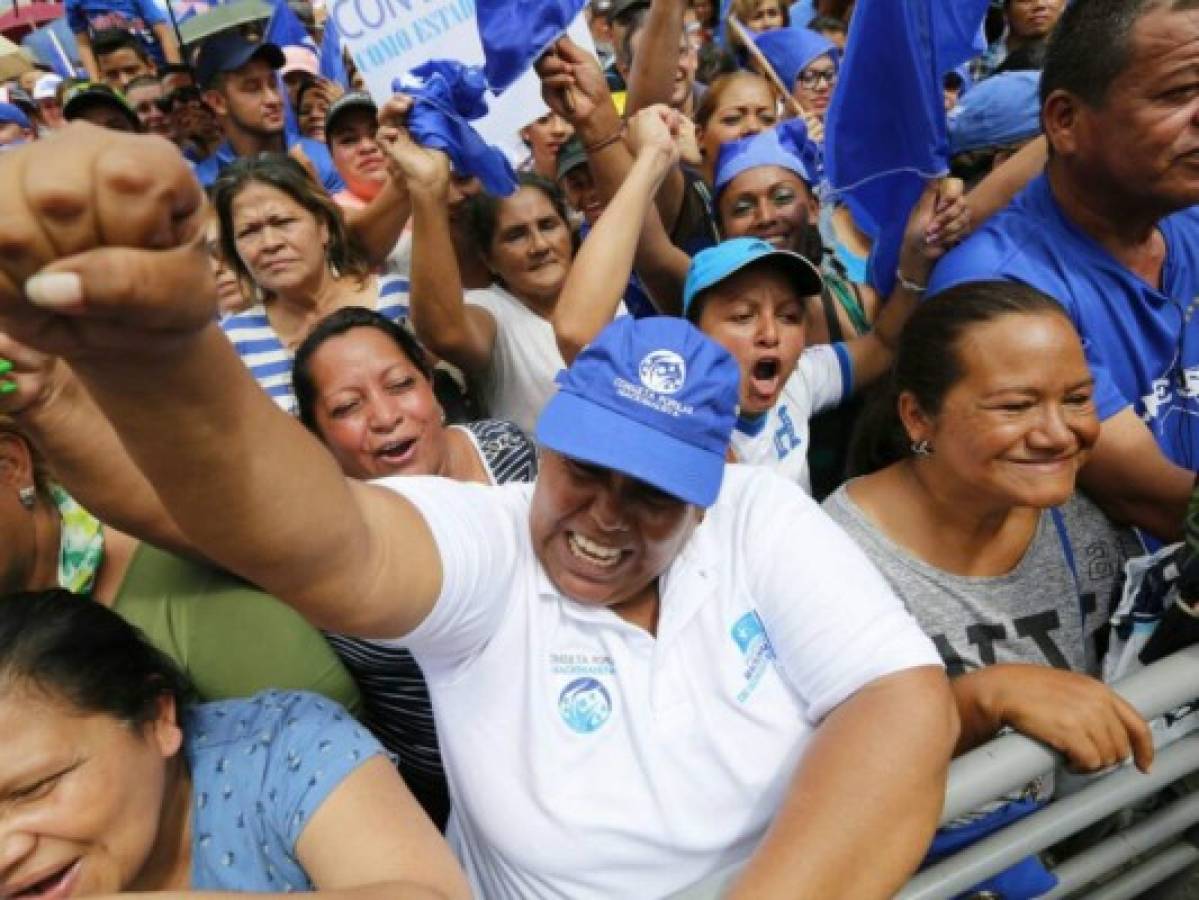 '¡Sí se pudo!” gritan nacionalistas al celebrar recolección de firmas