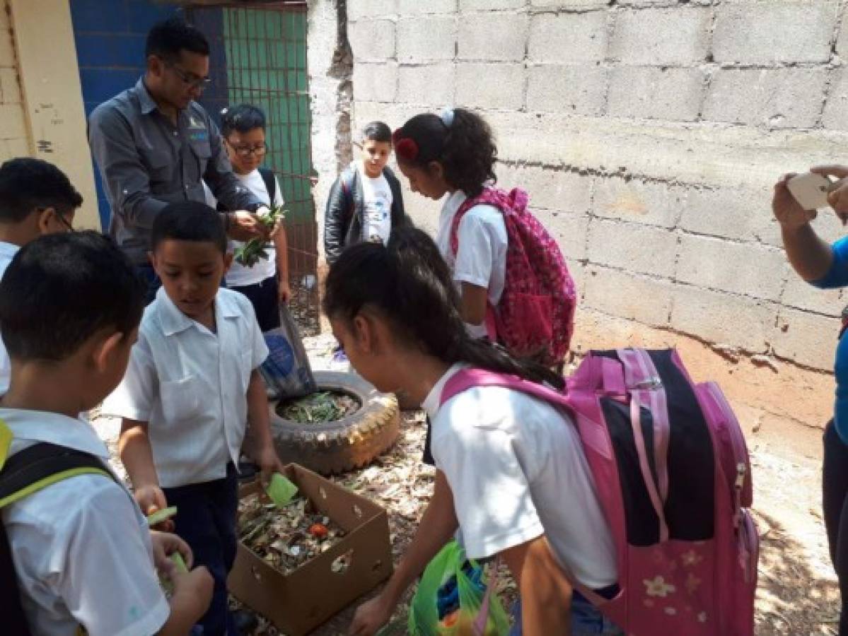 Niños de la Escuela John F. Kennedy logran producir compost