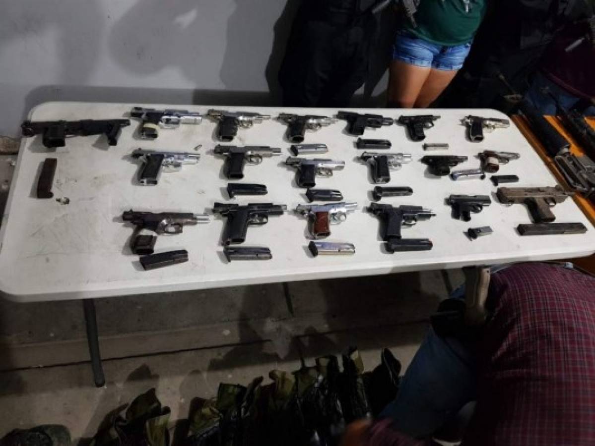 Detienen a administradora y a cabecilla de la pandilla 18 con un arsenal en San Pedro Sula