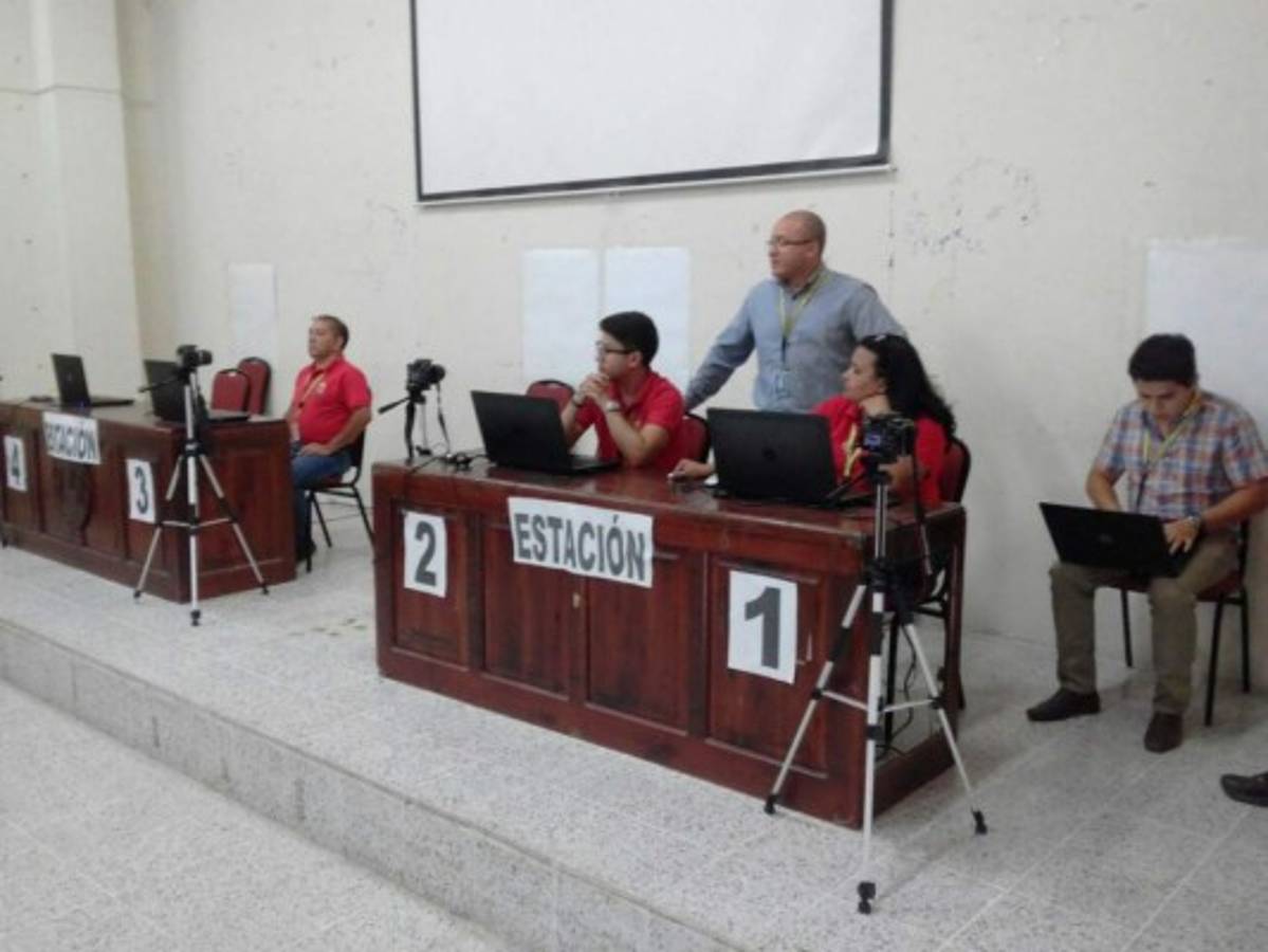 Estudiante de enfermería, la primera en recibir el nuevo carné de la Universidad Nacional Autónoma de Honduras