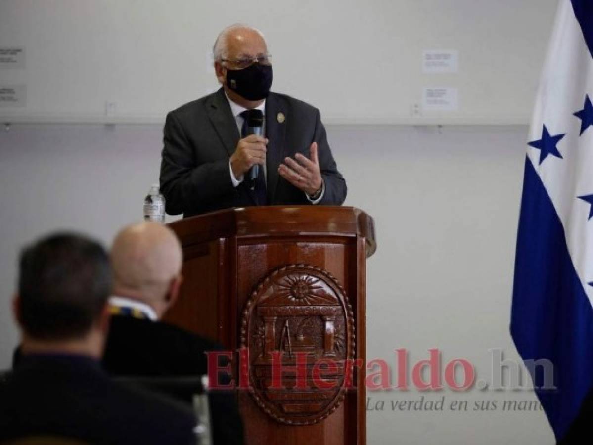 El rector de la UNAH, Francisco Herrera, se mostró complacido por reconocer el legado del historiador hondureño. Foto: Emilio Flores/El Heraldo