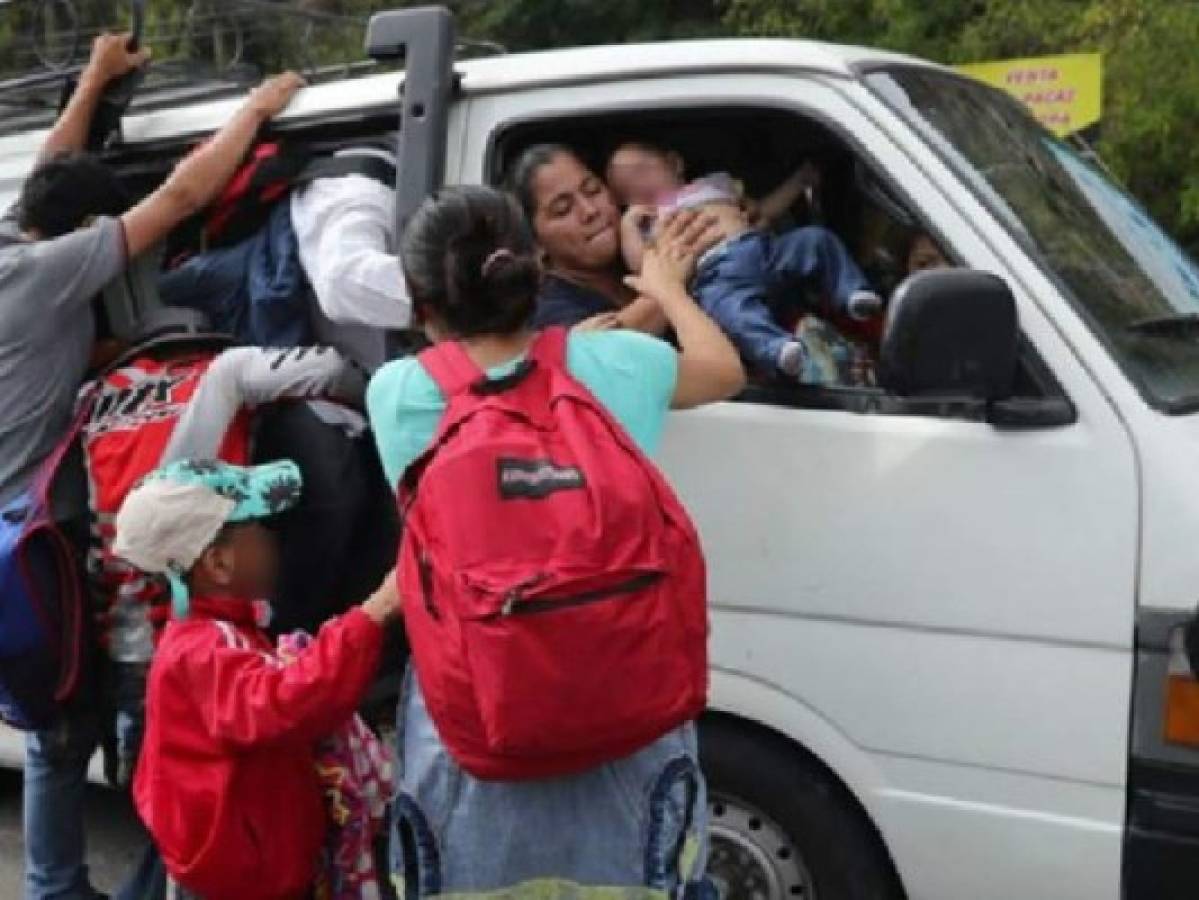 Se viraliza foto de hondureña que entrega bebé a su hermana en la caravana migrante
