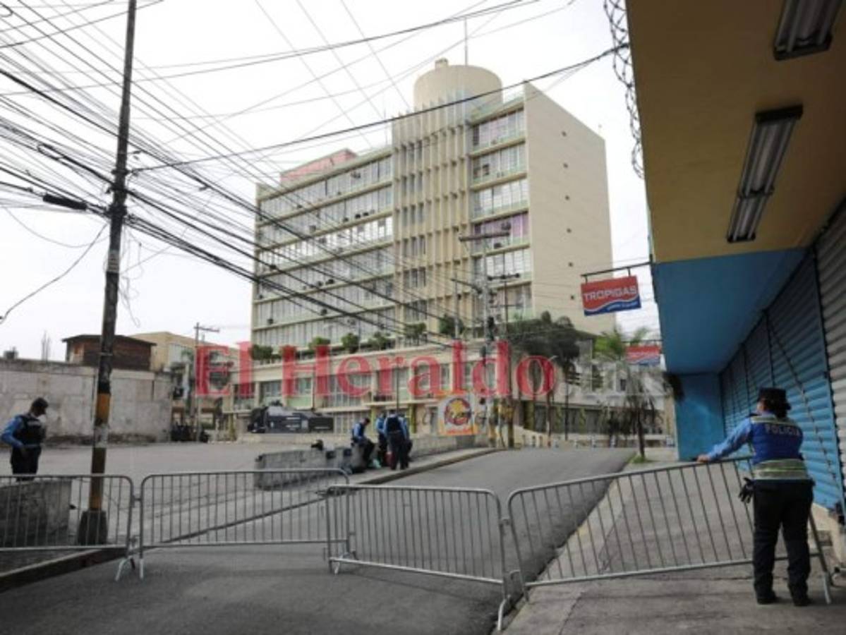 Con vallas metálicas cerraron las calles que conducen al Congreso Nacional.