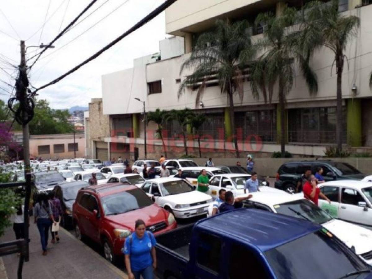 Movilización de taxistas obstaculizó el paso a inmediaciones del Congreso Nacional