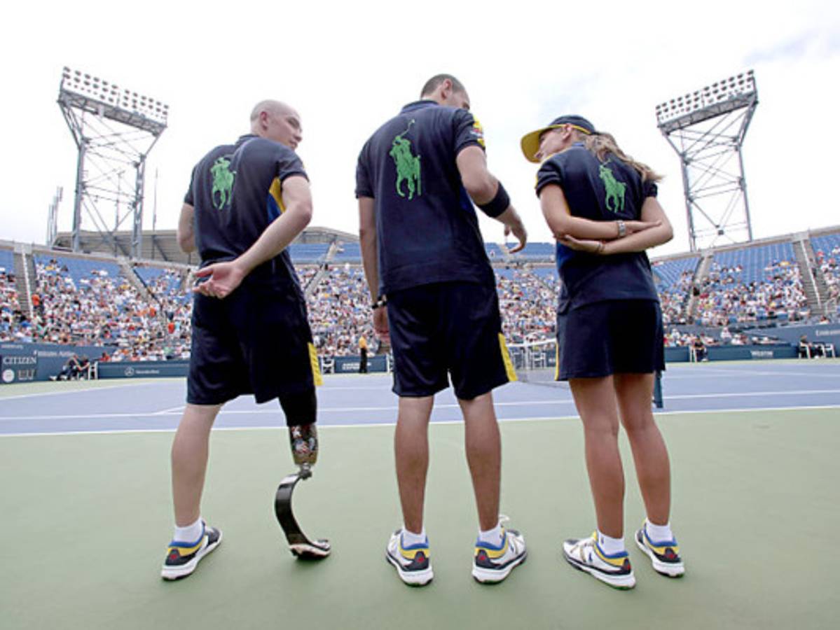 Soldado con prótesis es recogepelotas en US Open