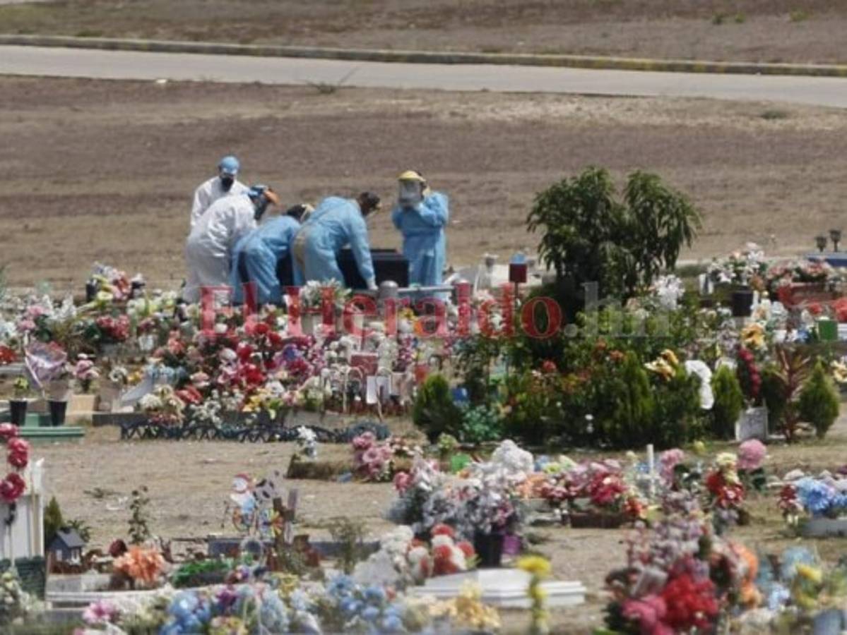 El drama de los entierros sin familia que deja el coronavirus en Honduras