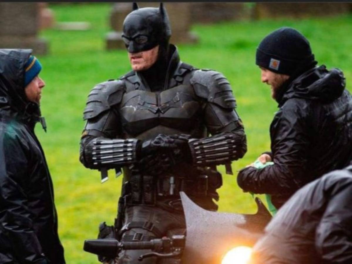 Filtran nuevas fotos del traje que usará Robert Pattinson en Batman