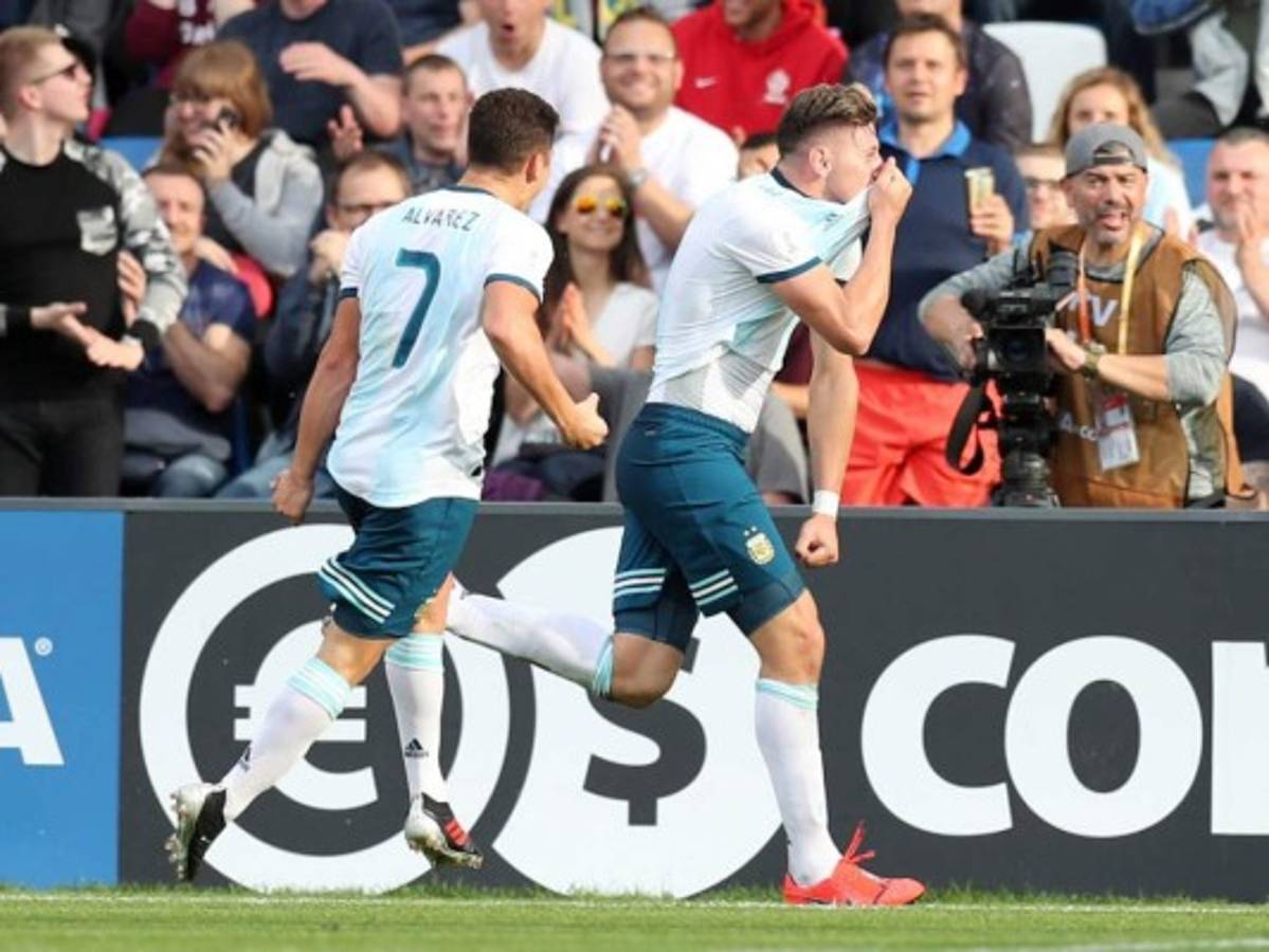 Argentina venció 2-0 a Portugal y sella pase a octavos en modo favorita