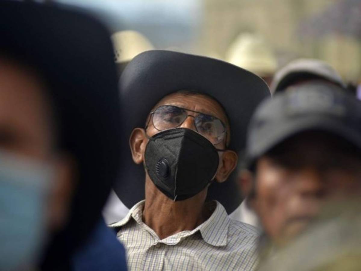 En el repunte de casos de covid-19 en El Salvador, los adultos mayores han sido de los más afectados, según Salud. Foto: AFP
