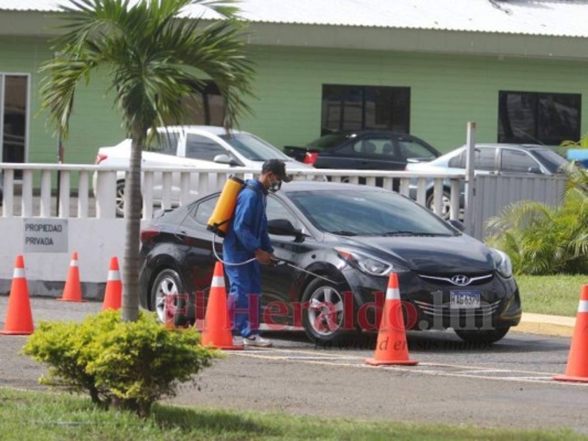 Cada vehículo que llega al aeropuerto es fumigado para evitar la propagación del covid-19. Foto: Efraín Salgado/ EL HERALDO