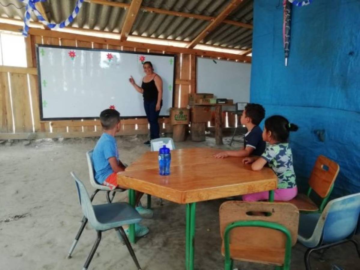 Dentro de la covacha de madera hay un espacio para los estudiantes de kínder y no tienen material para estudiar.