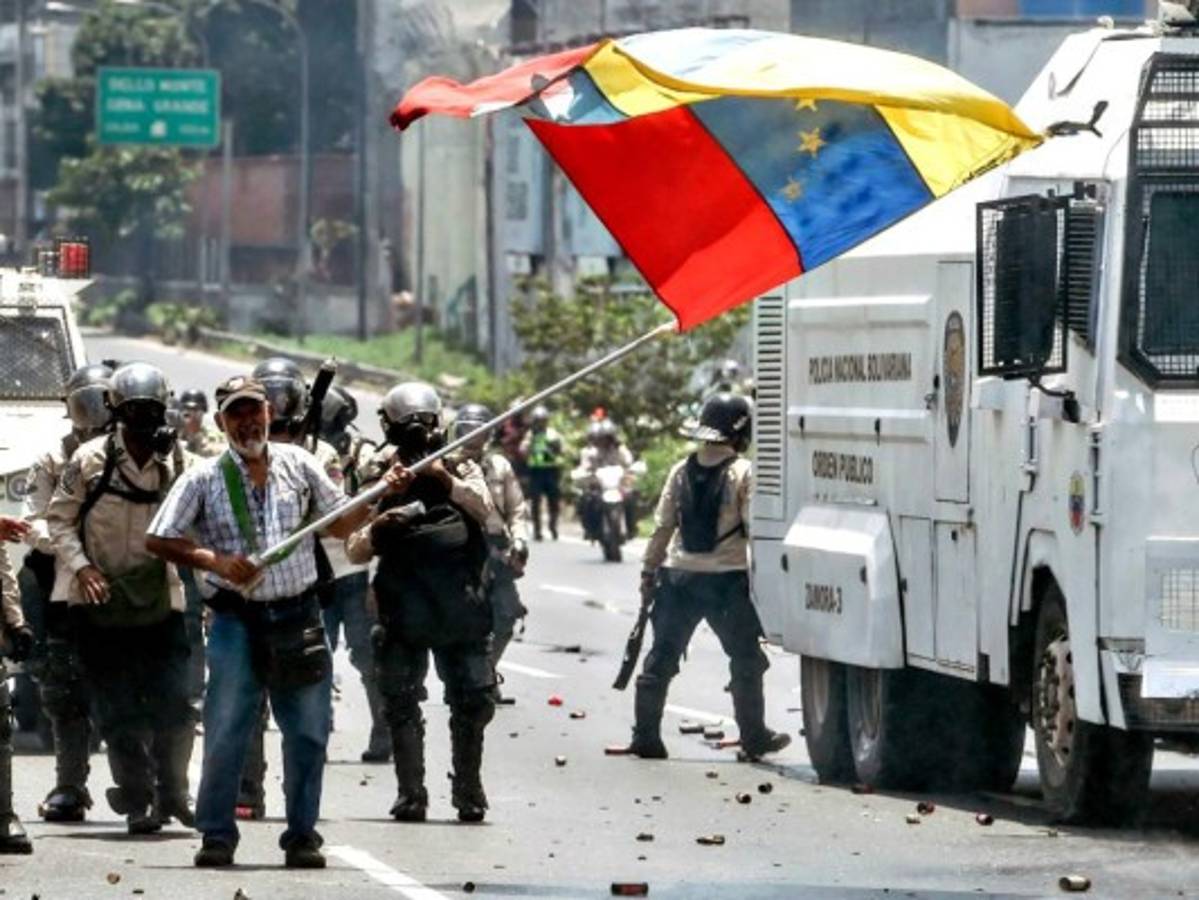 Chavismo y Oposición miden fuerzas con marchas en Caracas