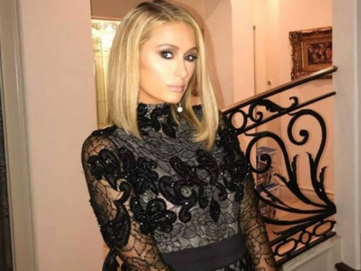 Paris Hilton deja muy poco a la imaginación con traje de baño al estilo gladiador