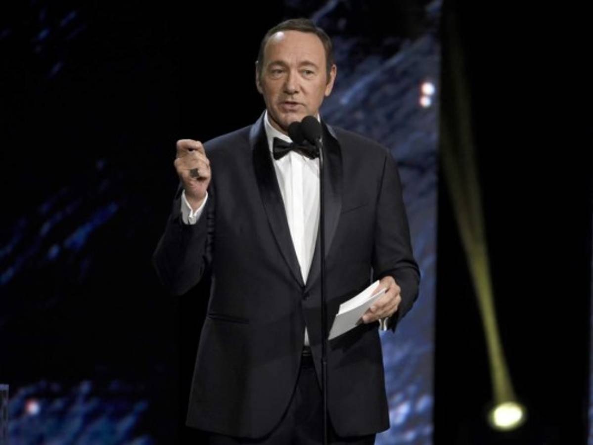 Kevin Spacey enfrenta cargo penal por manosear a joven de 18 años