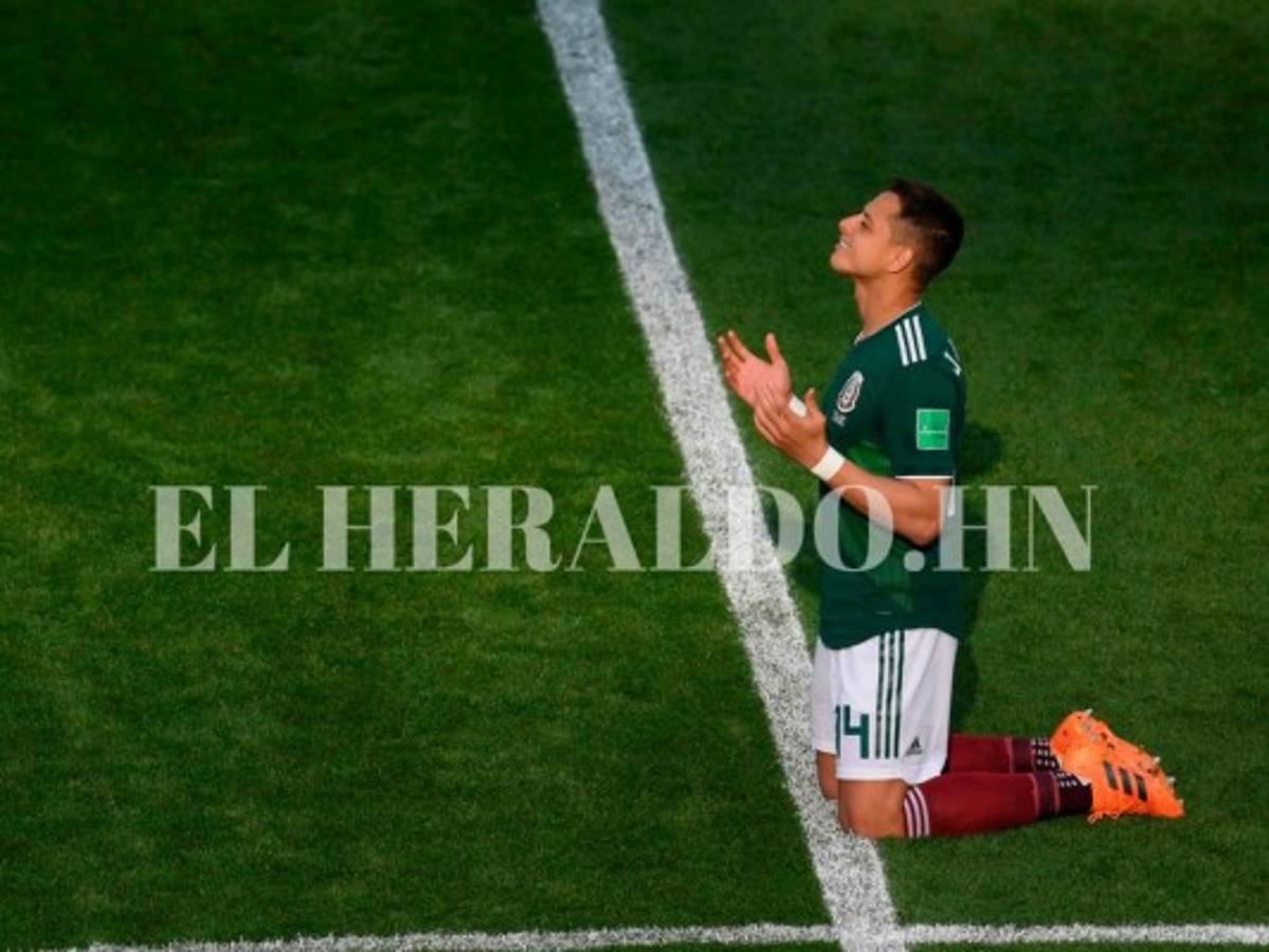 México vs Suecia: 'Chicharito' Hernández de rodillas reza en la cancha