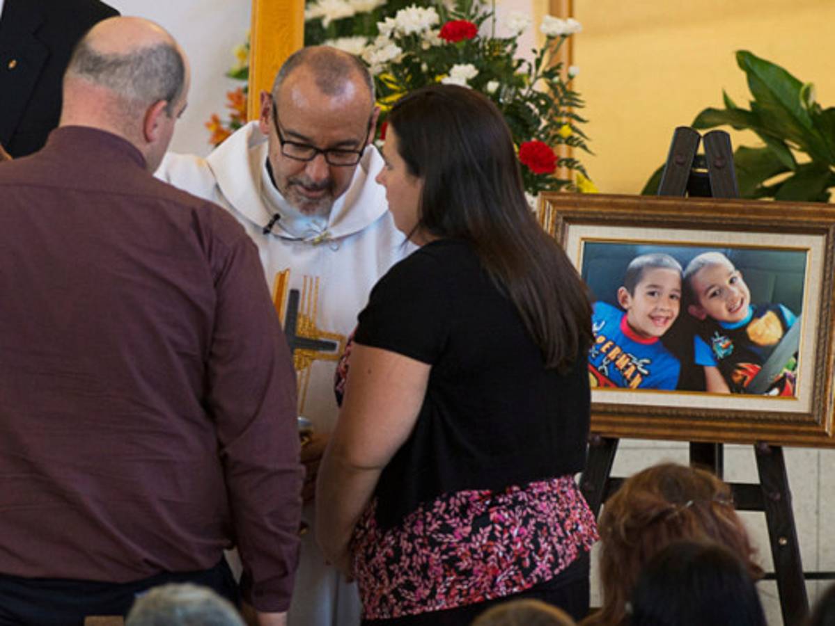 Funeral de dos niños estrangulados por una pitón en Canadá