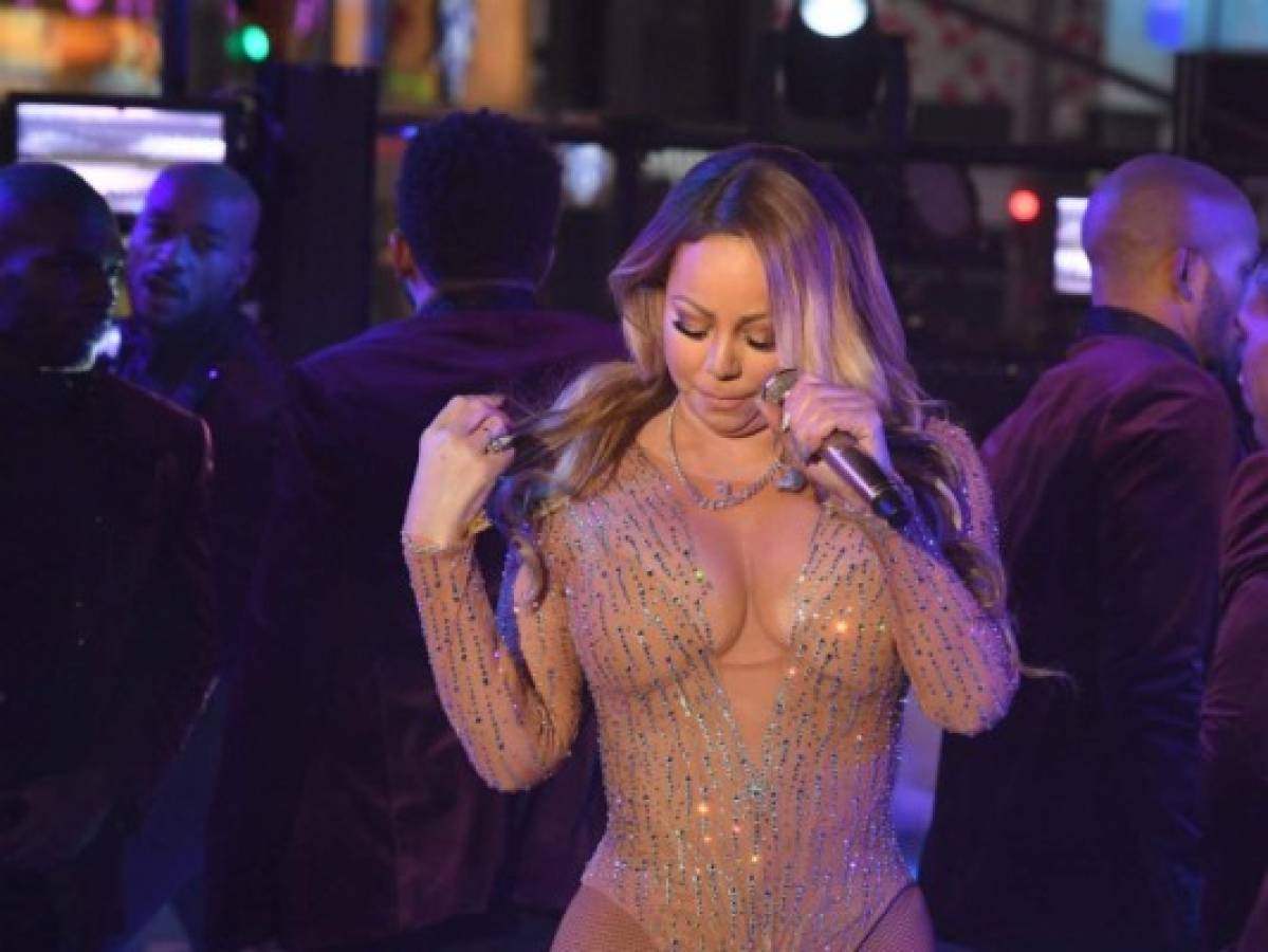 Mariah Carey se mostró incómoda durante la frustrante presentación con la que inició el 2017. Foto AFP.