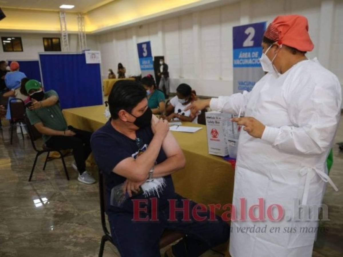 Inoculación al personal de medios de comunicación. Foto: Jhony Magallanes/Marvin Salgado/El Heraldo