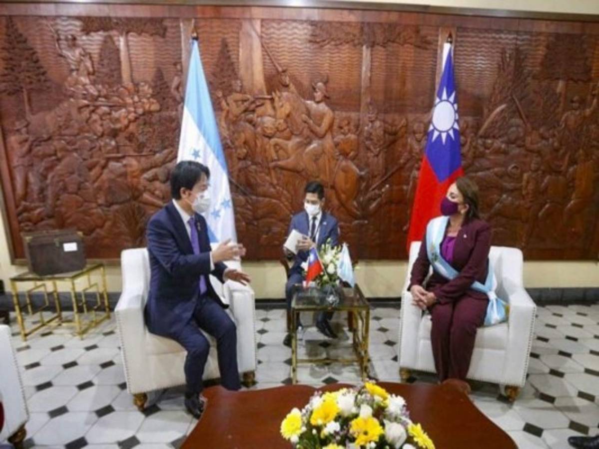 Canciller Reina dice que no es prioridad abrir relaciones con China continental