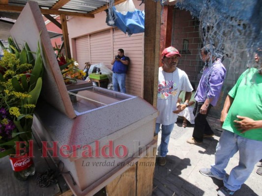 En plena vía pública velan hondureño que presuntamente murió de dengue