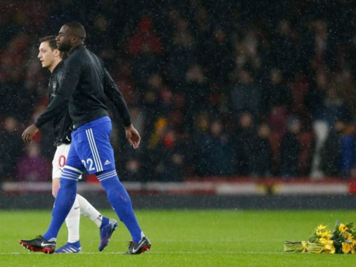 Con la bandera de Argentina y junquillos amarillos recuerdan a Emiliano Sala