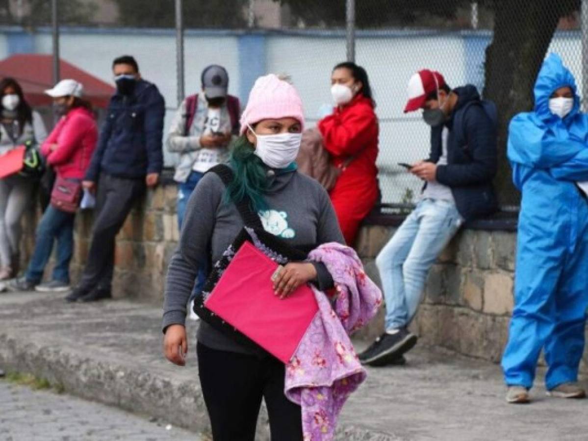 Carpas de atención médica desbordadas por enfermos de coronavirus en Ecuador