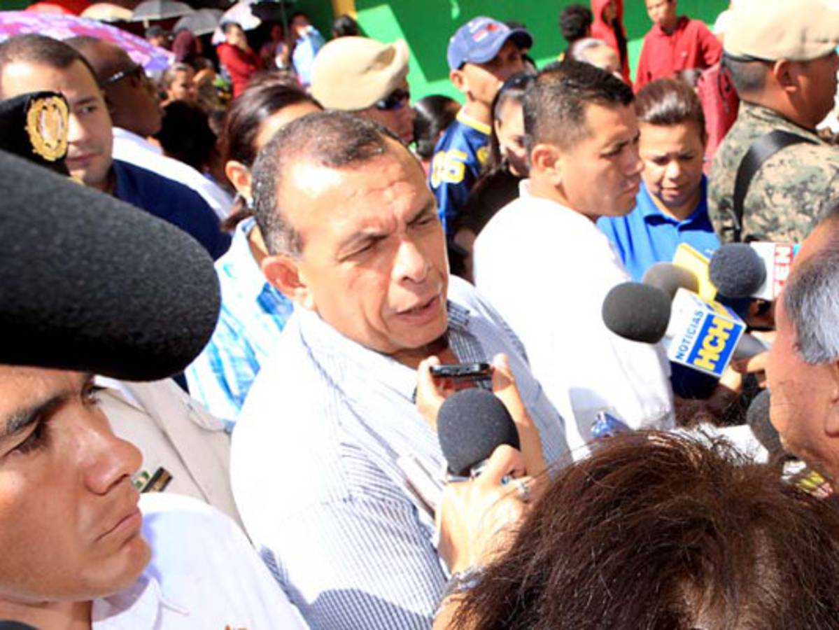 'Que las aulas no cierren jamás', pide Porfirio Lobo a maestros