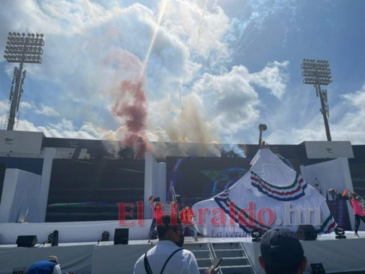 La hondureña deleitó al publicó con canciones folclóricas.