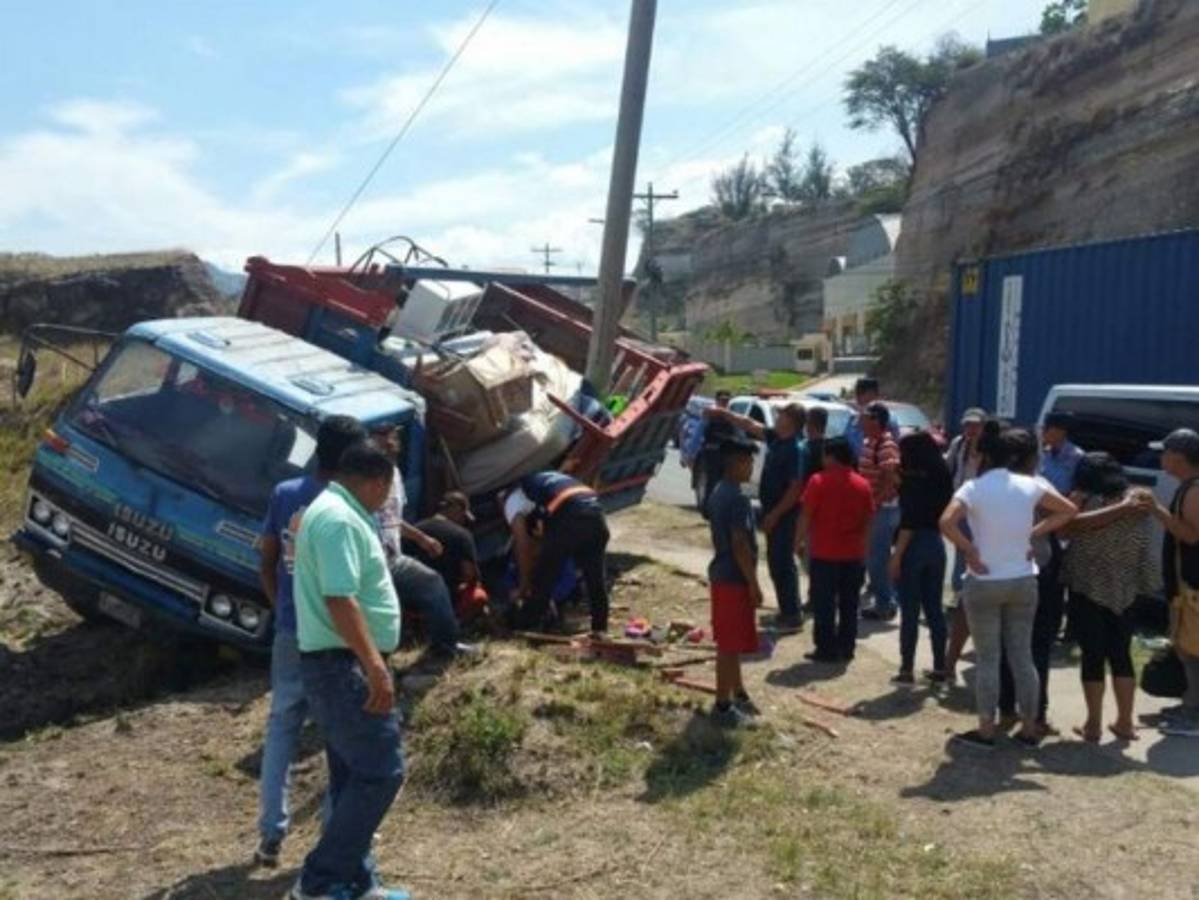 Cuatro personas heridas deja choque en el anillo periférico de la capital