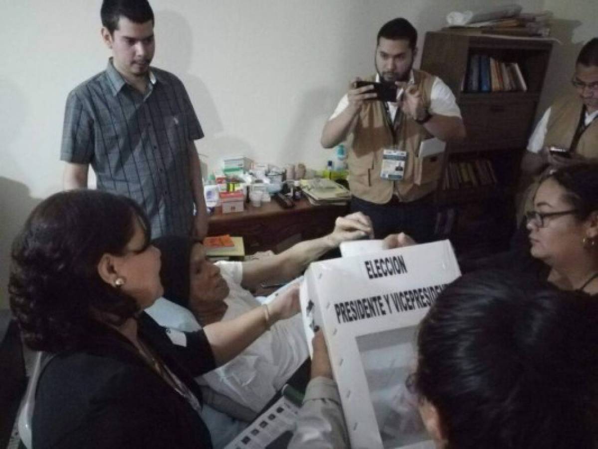 Hondureño con diabetes ejerce el primer voto en casa en las elecciones generales 2017