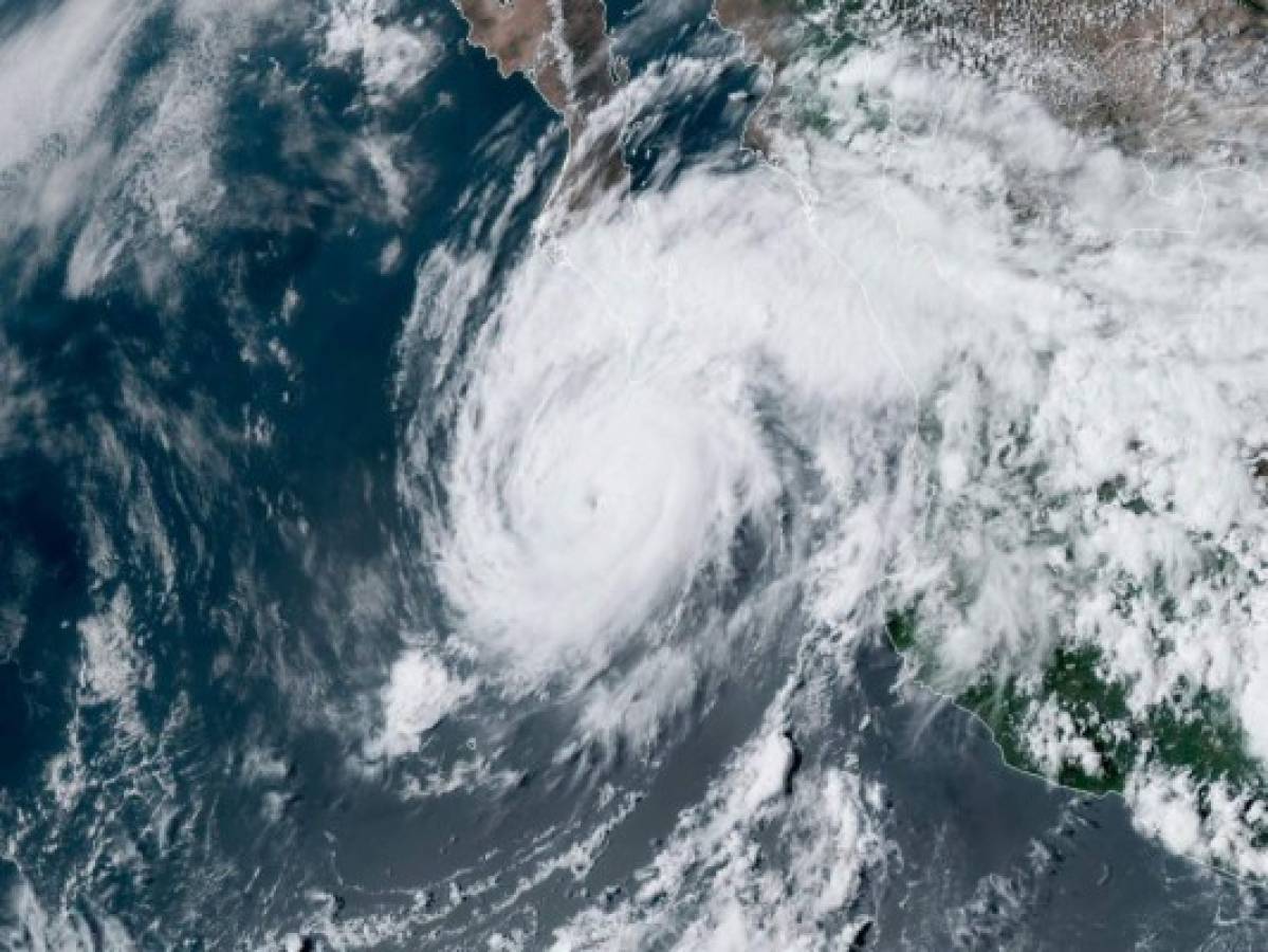Tormentas tropicales Laura y Marco se acercan a la costa de EE UU