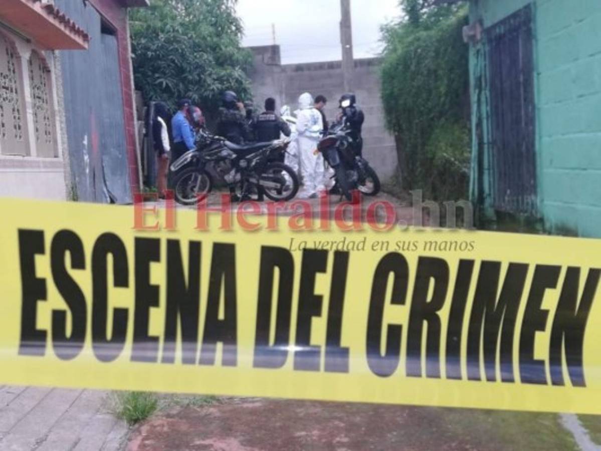 Agentes de la DPI y de la Policía Militar observan el lugar del hallazgo. Foto: Estalin Irías/ EL HERALDO.