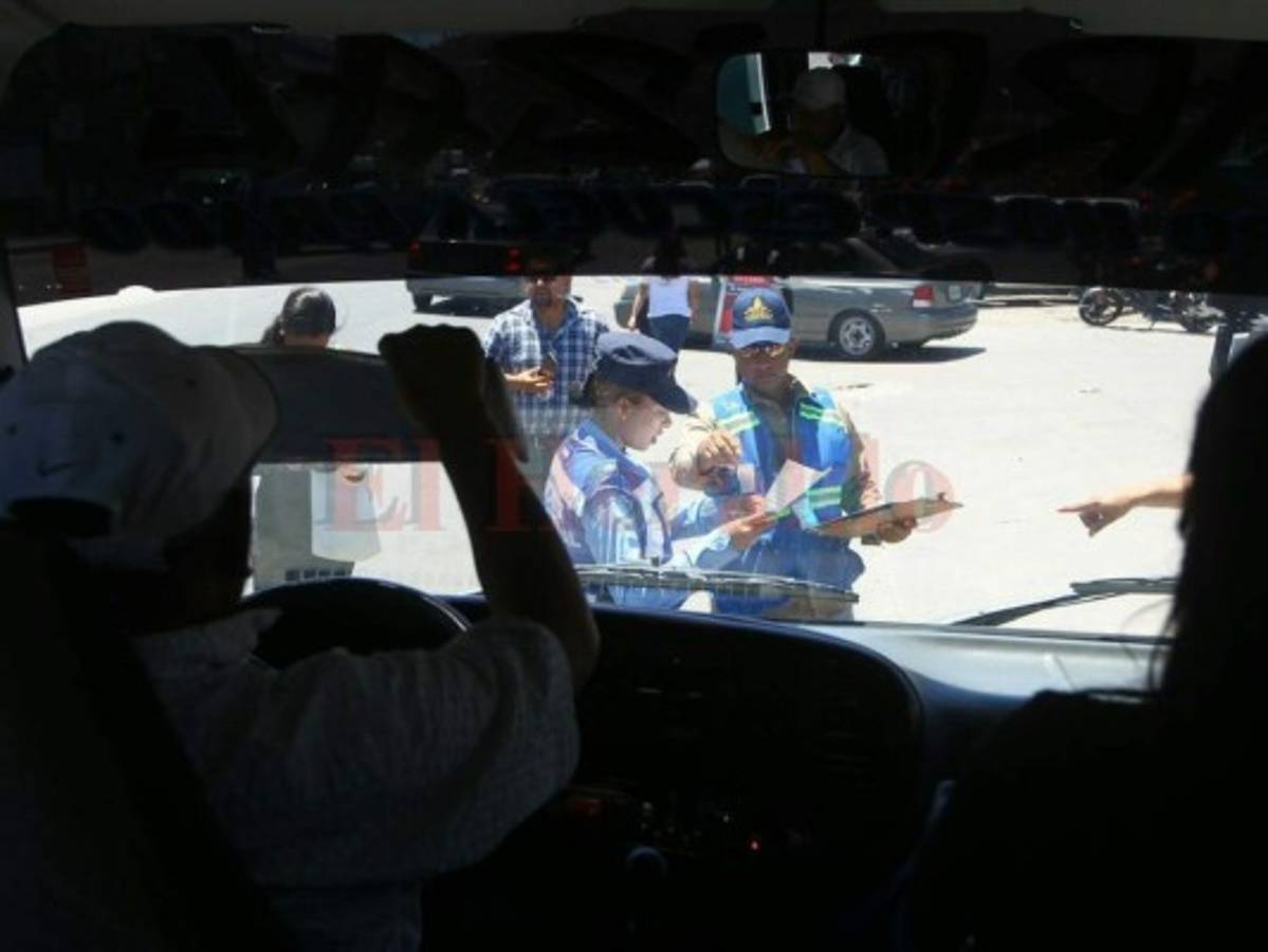 Veraneantes abandonan masivamente la capital rumbo al norte y sur de Honduras