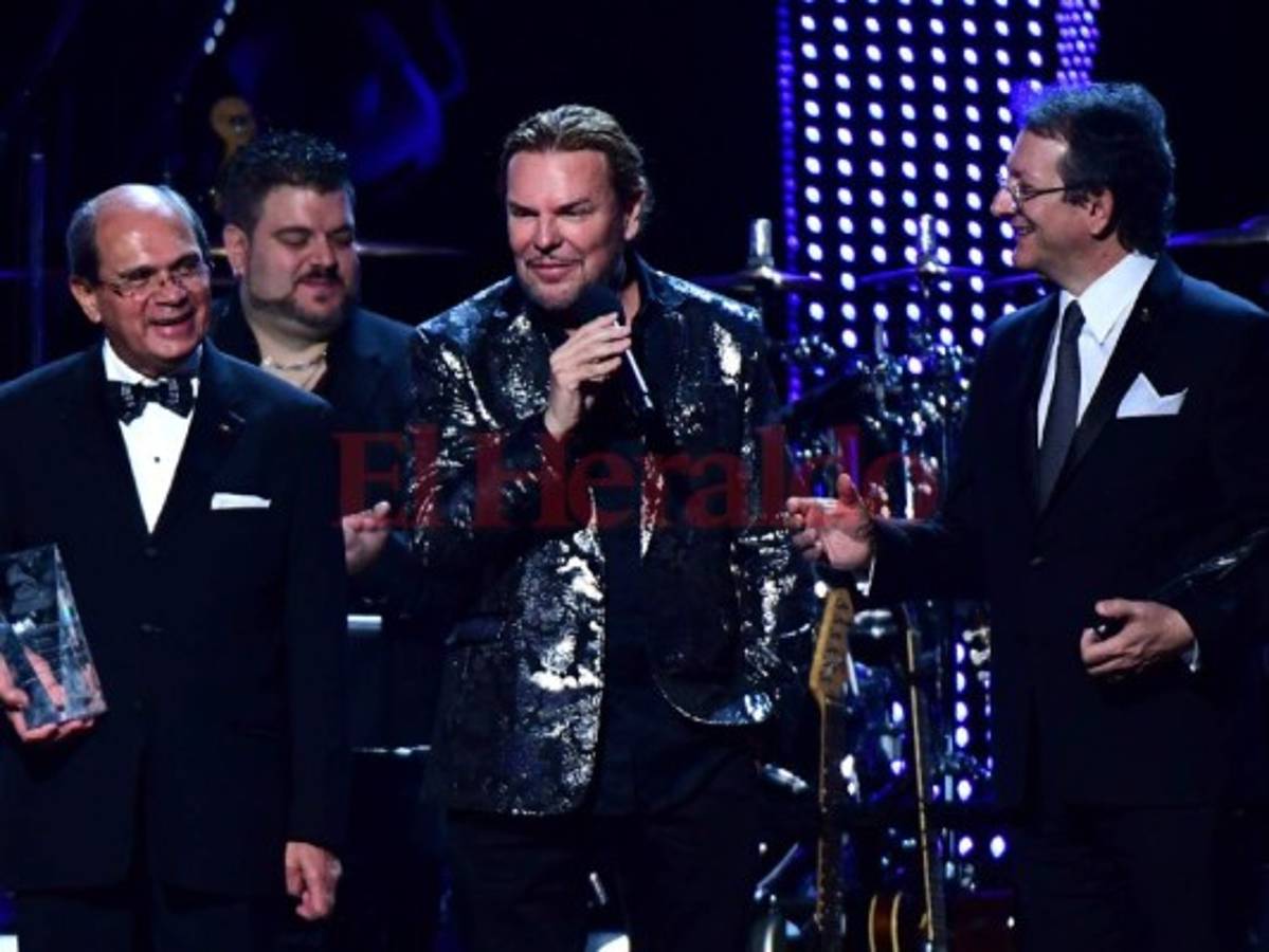 Vocalista de Maná dedica reconocimiento en los Latin Grammy a la caravana migrante