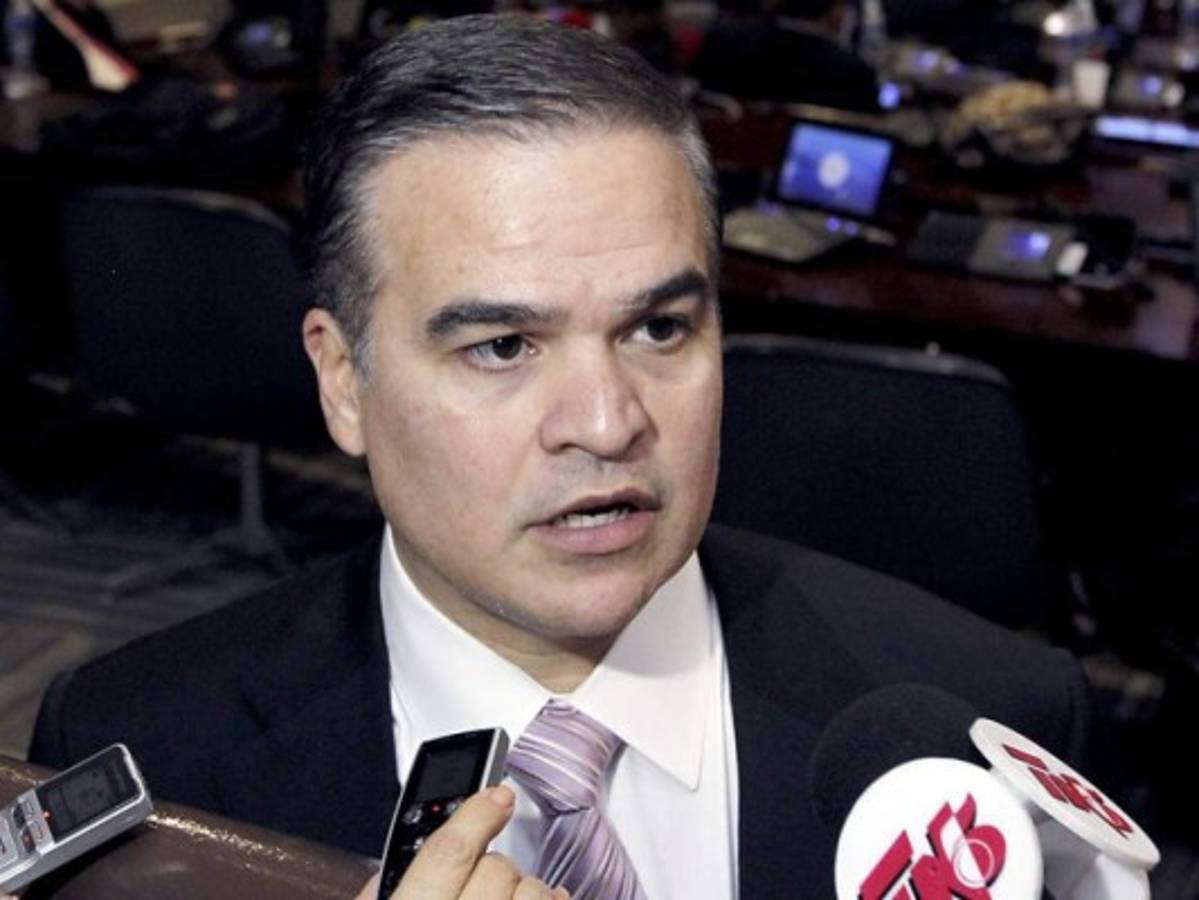 Fiscal anuncia cargos contra los Rosenthal