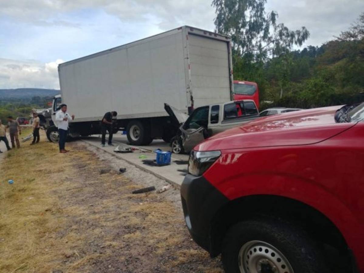 Triple colisión en carretera al sur deja tres personas lesionadas