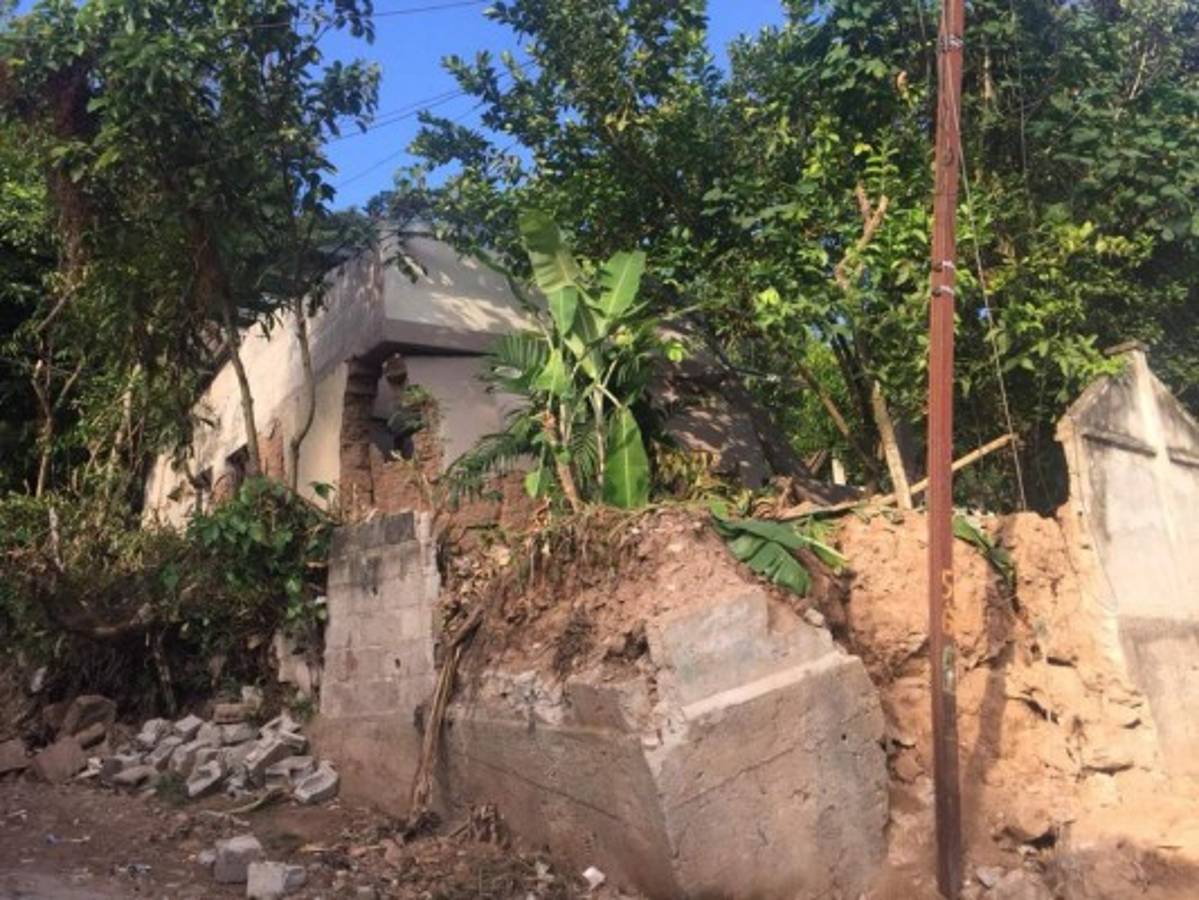 Evacúan a familias afectadas por derrumbes en la colonia Gracias a Dios de Santa Bárbara